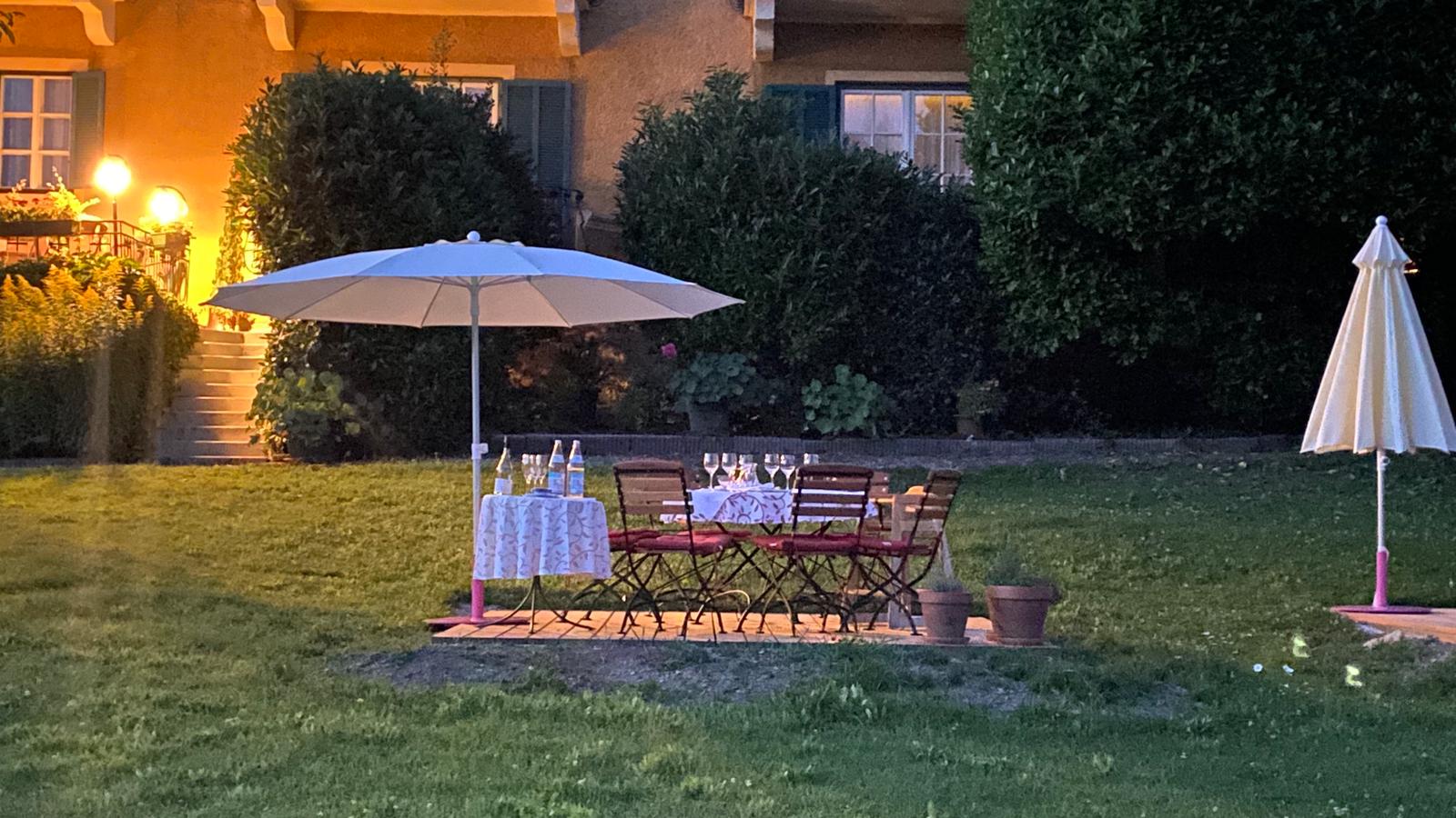 Gartenterrasse Essen in Abendstimmung